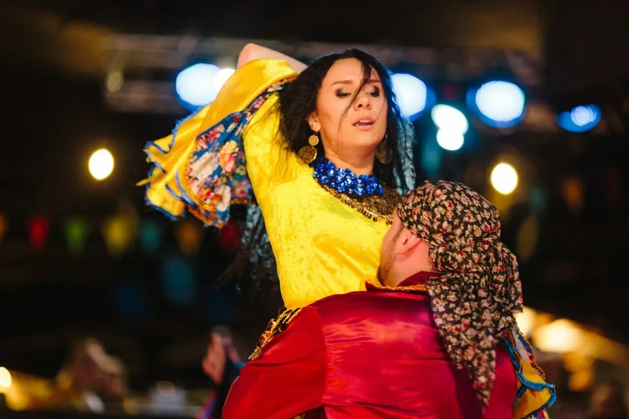 Екатерина уладжаева. Цыганка ляля молдавская. Цыганский ансамбль дэвлалэ. Анжела лекарева баталова. Цыганский ансамбль свэнко.