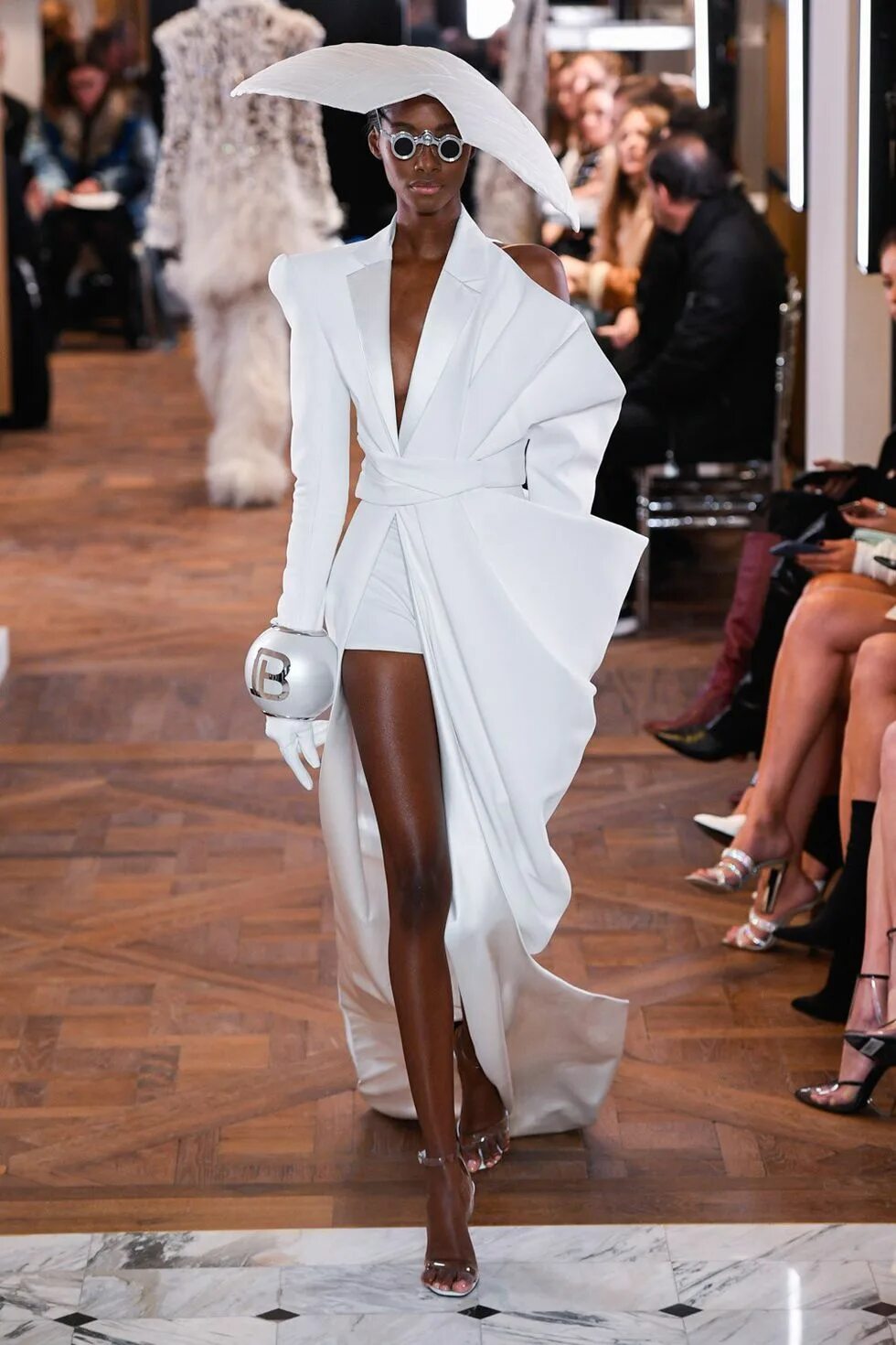 Высокие подиумы. Balmain коллекция 2019. Balmain Couture. Balmain Haute Couture. Balmain 2023.