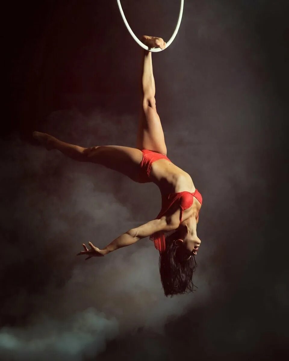 Воздушная гимнастика кольцо элементы. Aerial hoop воздушное кольцо. воздушная акробатика на кольце. воздушная гимнастика на кольце.