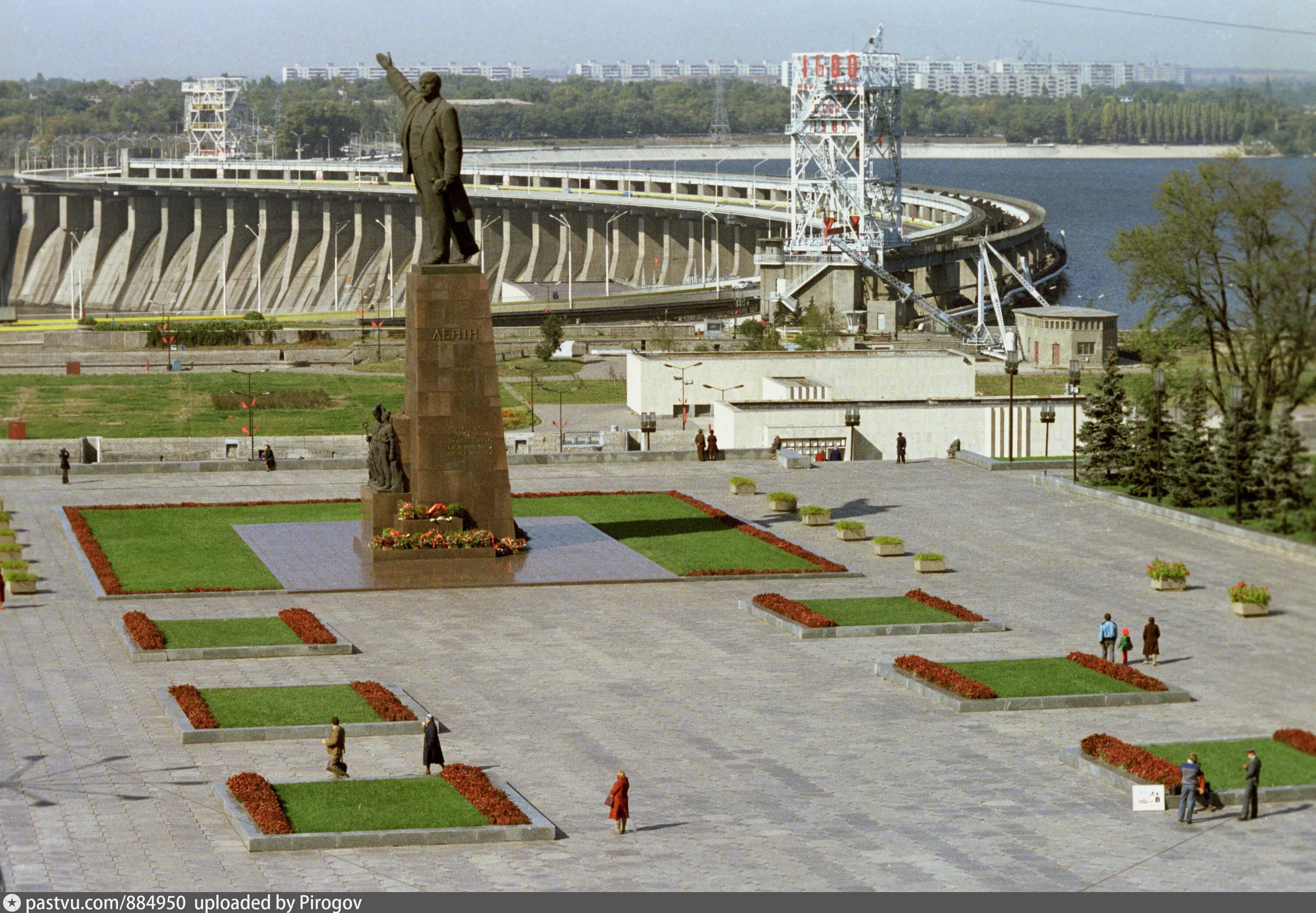 Запорожье ленина. Ленин в запорожье. Запорожье проспект ленина 133. Памятник ленину в запорожье. Запорожье площадь ленина.