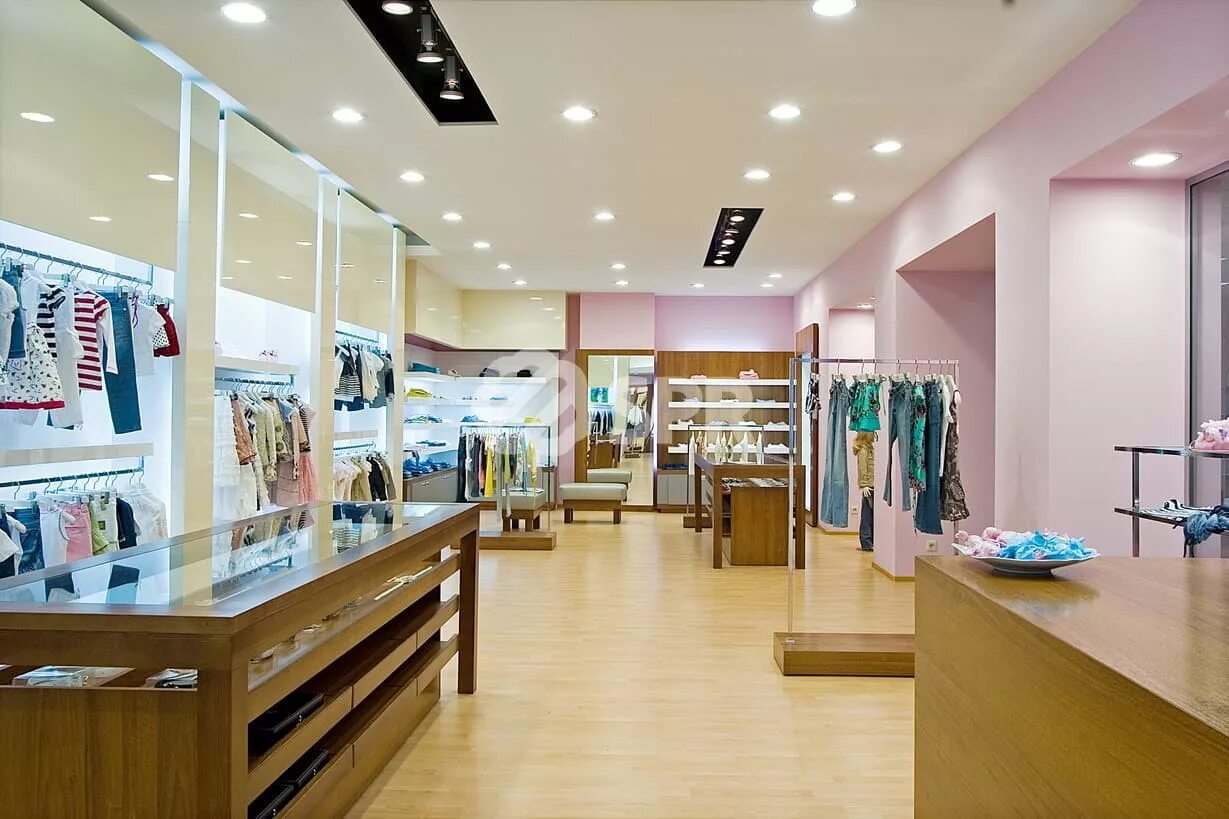 интерьер магазина детской одежды. магазины одежды премиум-класса.