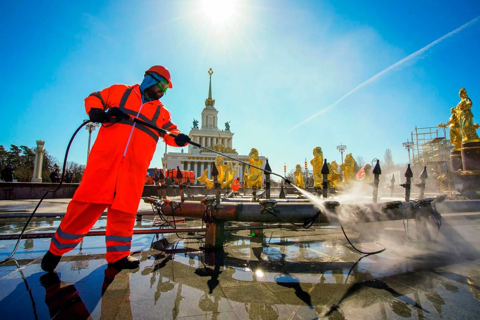 Городские вакансии в москве. Городские службы. Парад коммунальщиков. Весенняя уборка Москвы.