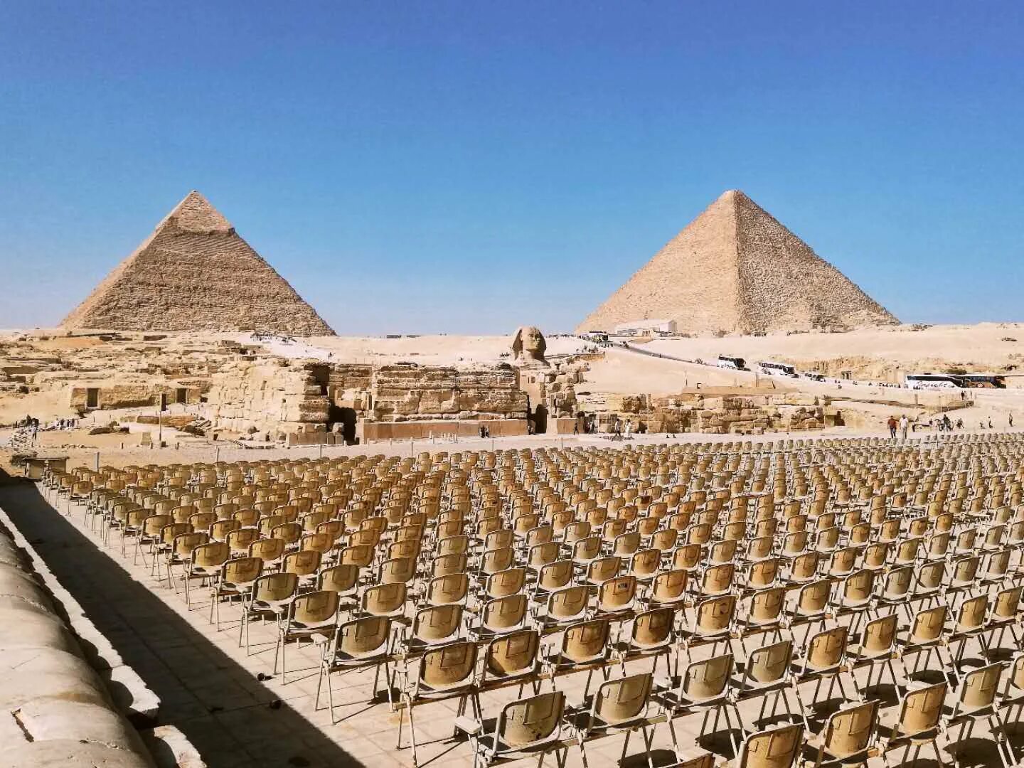 В какой стране находятся пирамиды. Пирамиды в Гизе. Египетские пирамиды в Гизе. Комплекс Пирамил в Гизе. Пирамиды Гизы сверху.