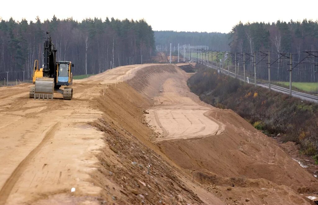 Земляные комплексы. Насыпь земляного полотна железной дороги. Отсыпка насыпи земляного полотна. Отсыпка земляного полотна железной дороги. Насыпь земляного полотна автомобильной дороги.