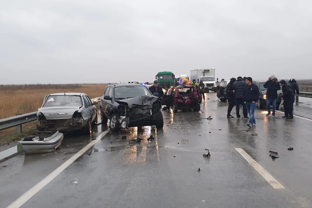 под ростовом сегодня. авария на трассе м4 дон в ростовской области вчера. пожар в аксае сейчас. отбойник на трассе. вечер на трассе.