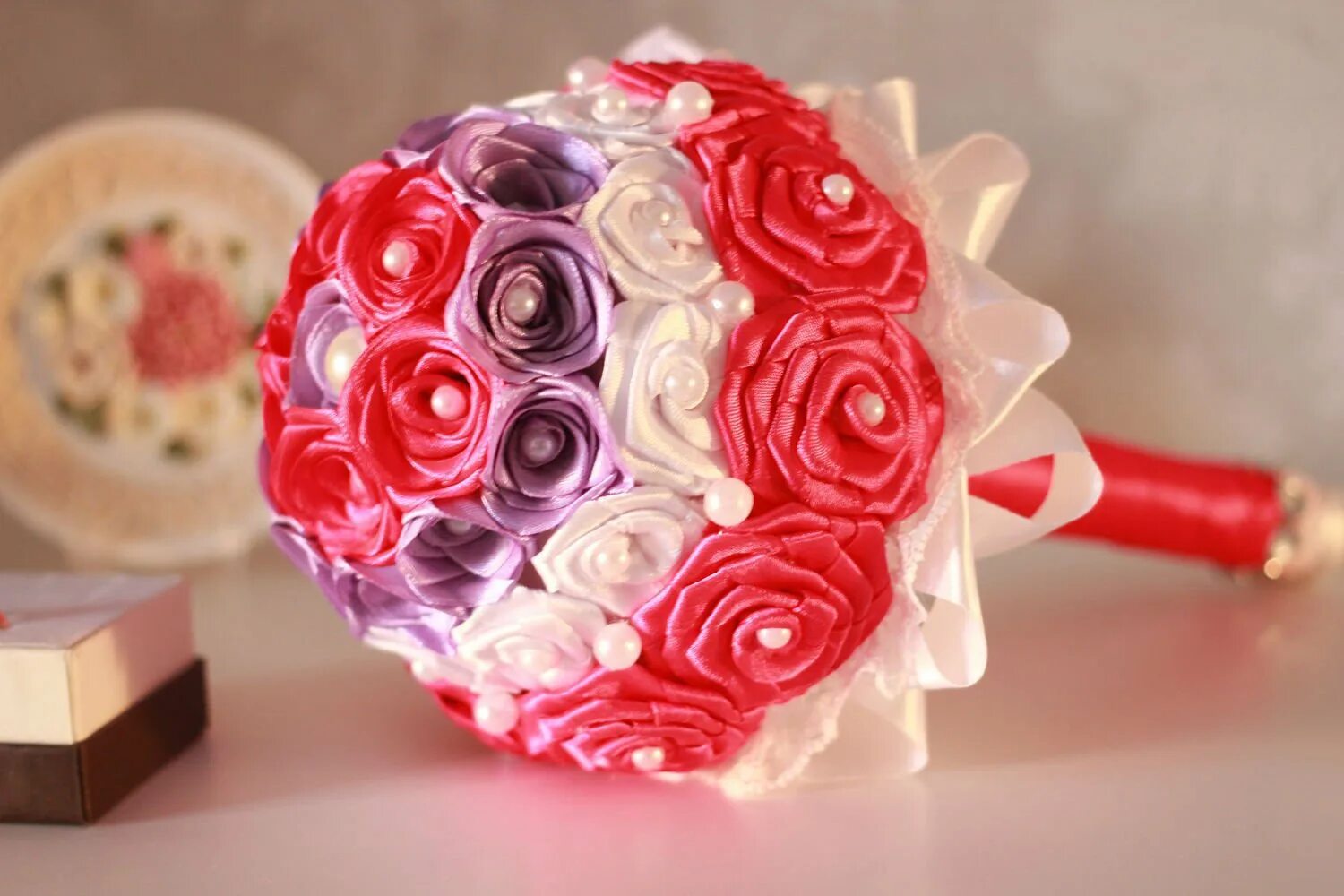 Букетик из атласных лент. Цветы из лент. Букет из роз канзаши. Сделать букет из атласных лент розы как. Букет из атласных лент.