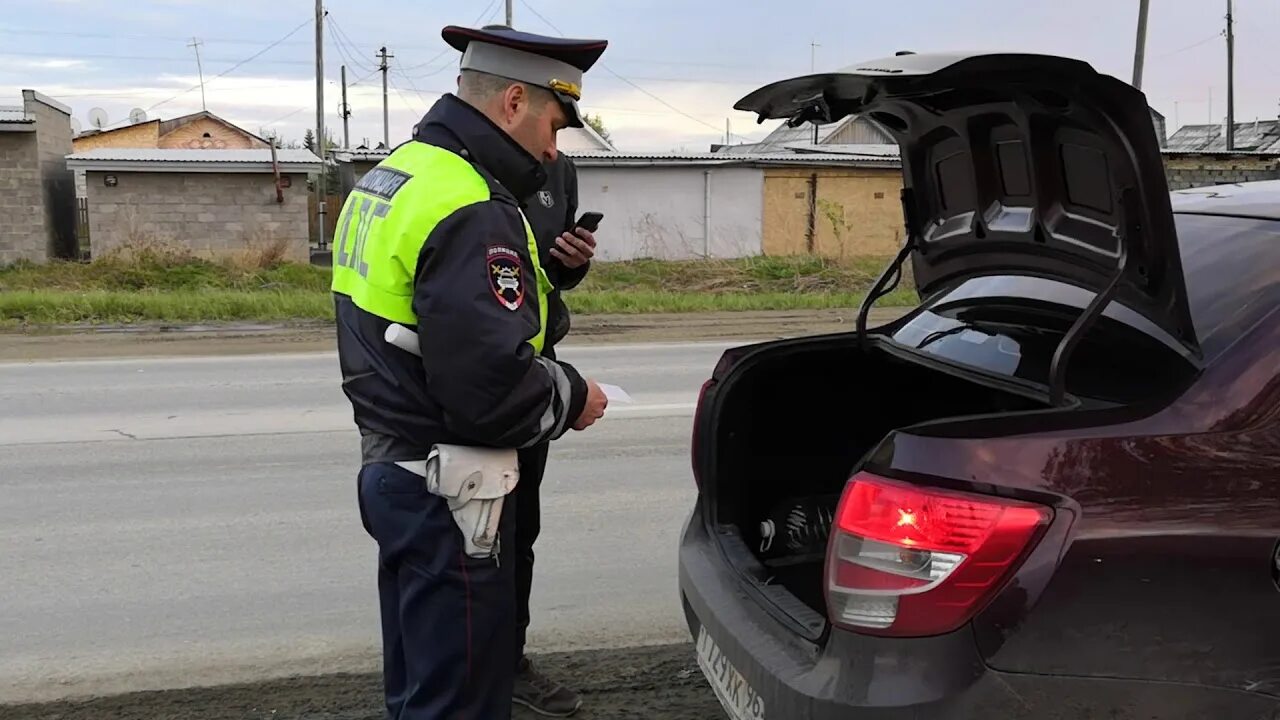Открыть инспектор. Досмотр машины. Осмотр автомобиля инспектором. Гаишник осматривает машину. Гаишник осматривает машину.