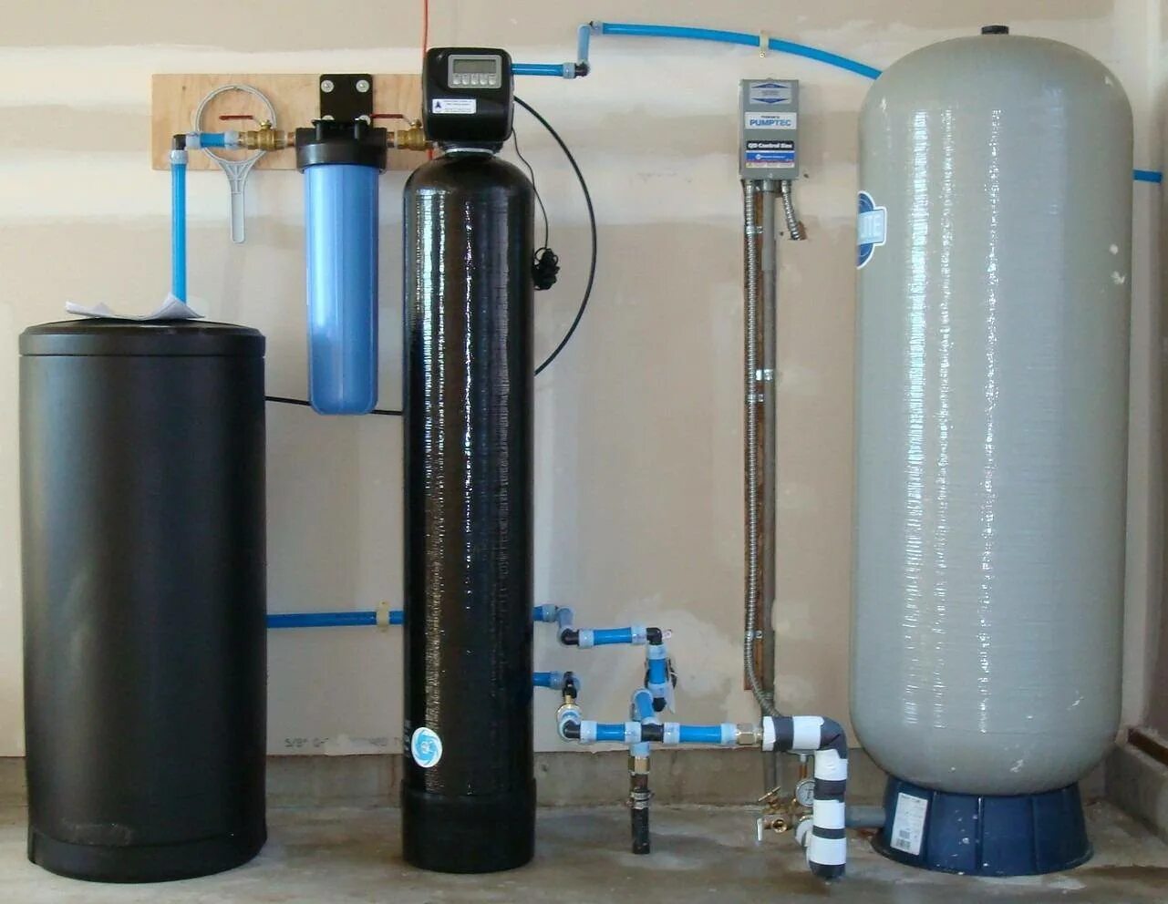 Фильтр обезжелезивания воды для дачи. Фильтр для воды от железа из скважины vdsm 1354c. Магистральный фильтр обезжелезивание для скважин. Softener фильтр для воды.