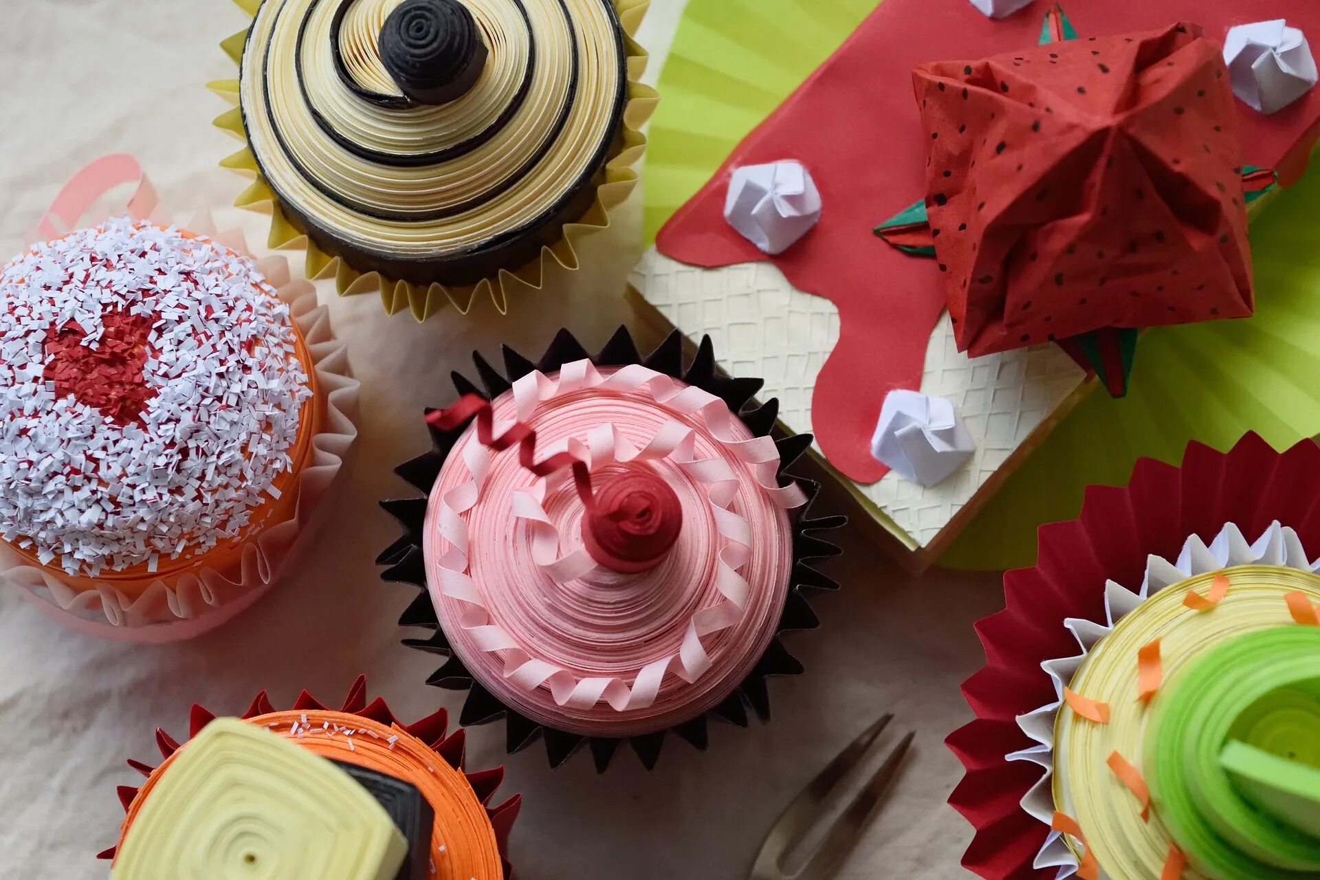 Как сделать сладкую бумагу. Мороженое из гофрированной бумаги своими. Поделка рожок мороженого. Как сделать сладкую бумагу. Поделка мороженое.