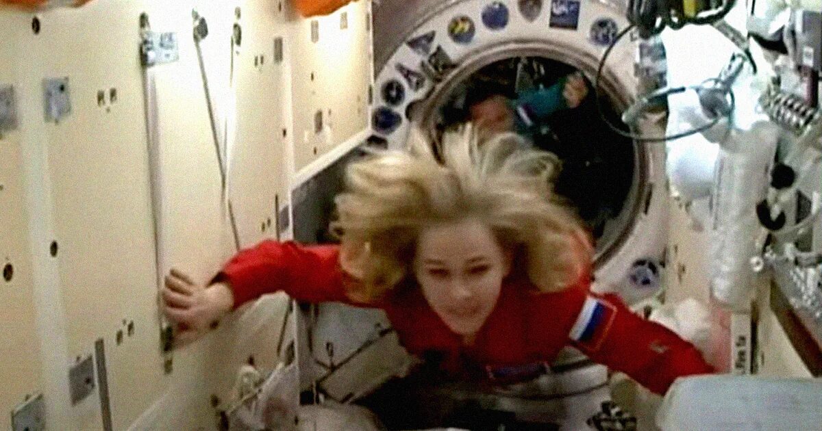 Пересильд переодевается в космосе. Юлия пересильд на мкс. Фильм вызов в космосе пересильд. Полет в космос юлии пересильд. Пересильд юлия космос экипаж.
