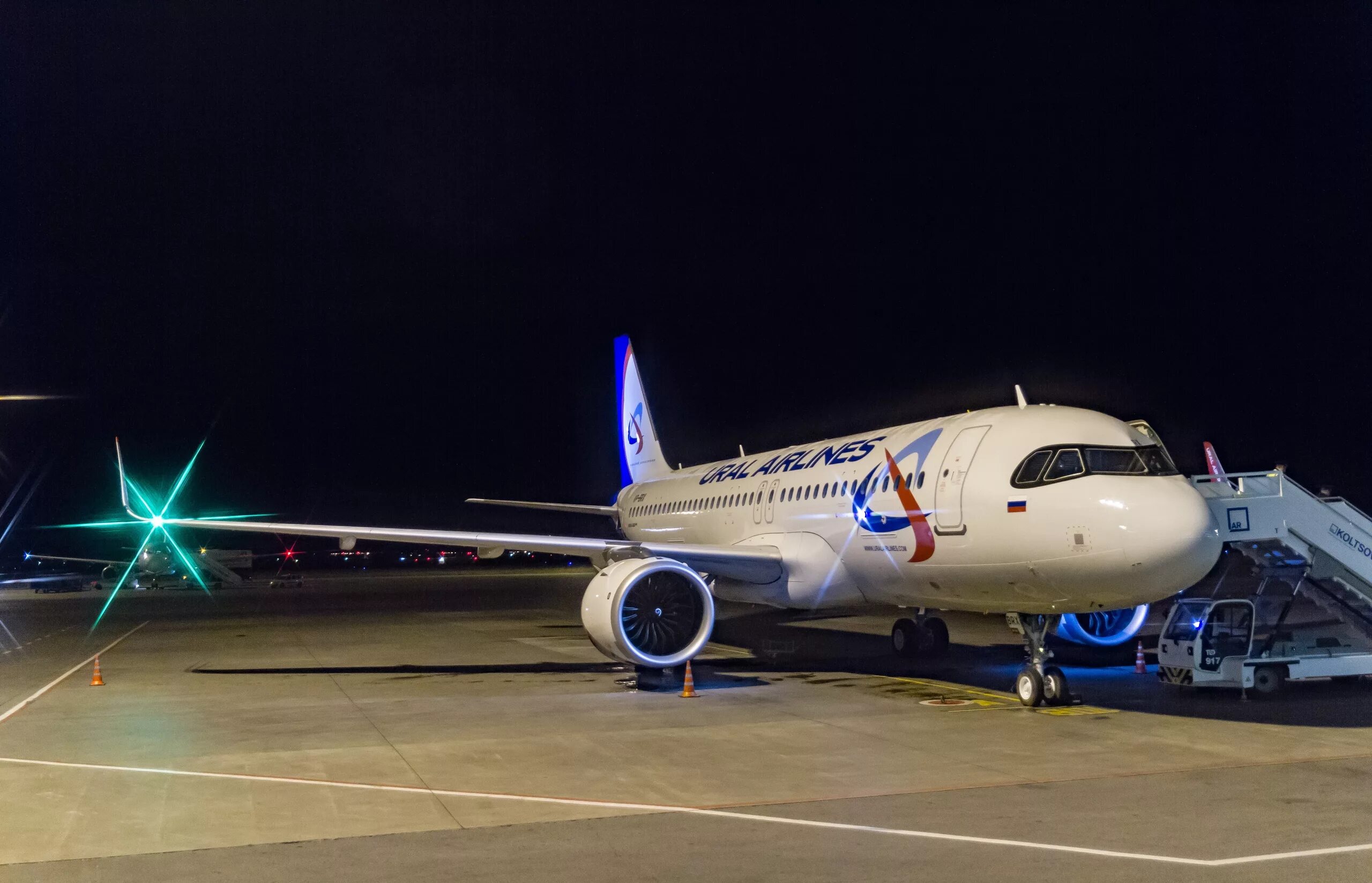 Самолет уральский фото. Airbus a320neo Уральские авиалинии. Аэробус а320 Нео Уральские авиалинии. A320 Neo Ural. Самолет Уральские авиалинии а320 Нео.