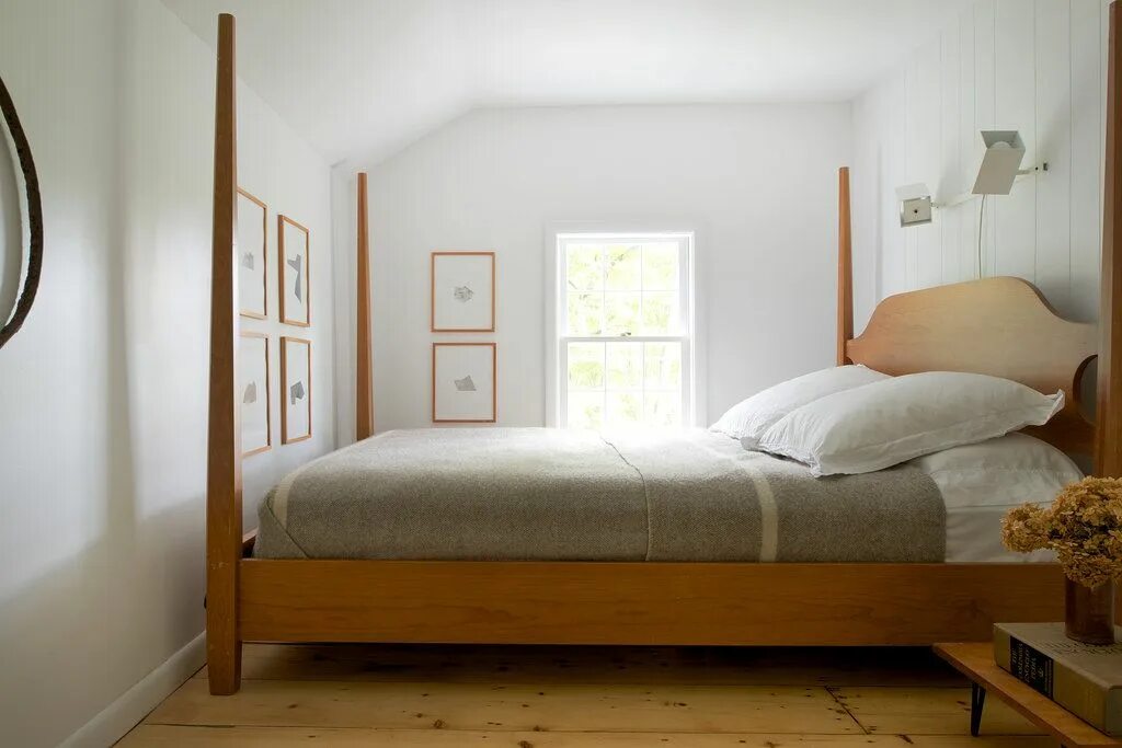 Комната с кроватью. Комната с двуспальной кроватью. Кровать с боку в комнате. Кровать боком к стене.