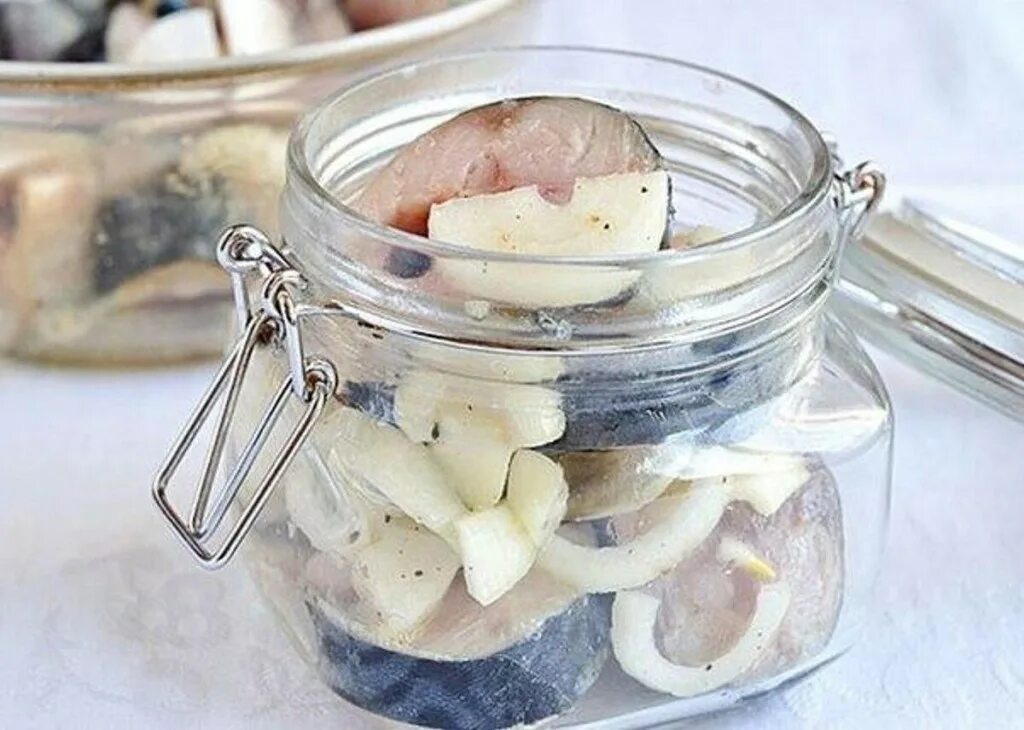 Скумбрия домашнего маринования. Скумбрия в банке. Скумбрия соленая в рассоле. Маринад для скумбрии. Замариновать скумбрию.
