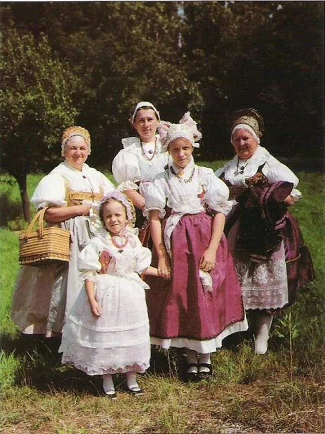 Народный фольклор европы. Восточная европа люди. народы европы. фольклор европы. европейские народы народы европы.