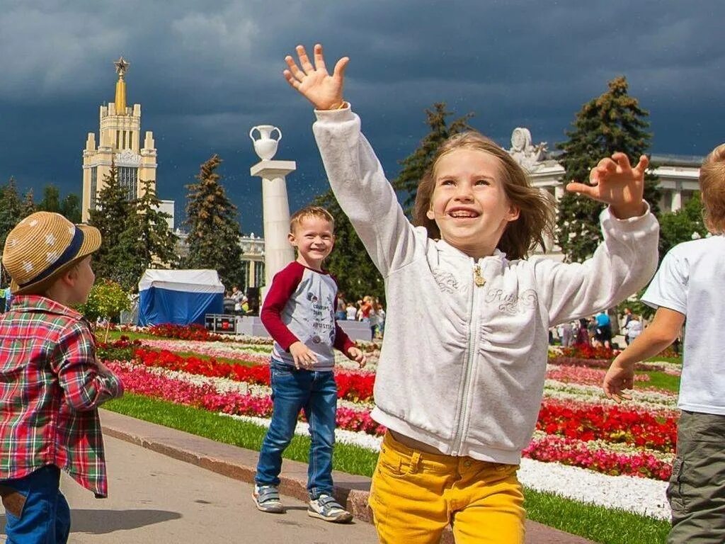 Поездки с детьми по россии. Дети в городе. Счастливое мирное детство. Город счастливых детей. Дети на экскурсии.