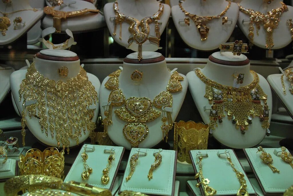Недорогая бижутерия под золото. Бижутерия золото. Арабские украшения из золота. Турецкие украшения. Дубайское золото бижутерия серьги.