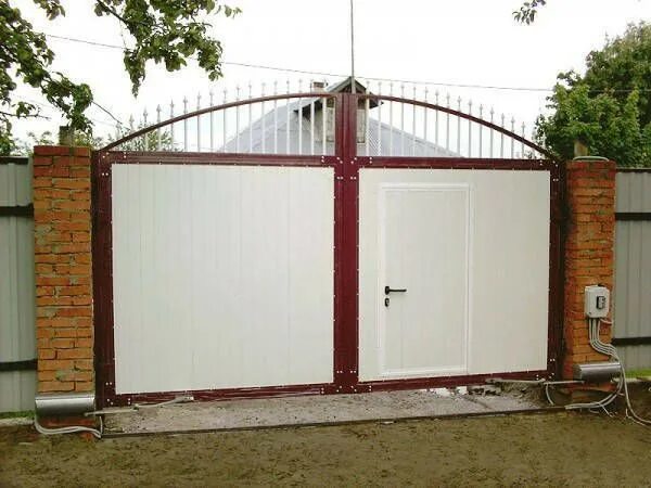Пример автоматических распашных ворот DoorHan из сэндвич-панелей - фото ООО "Дор