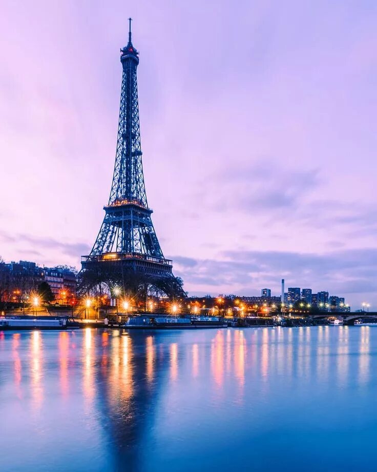 A symbol of paris. Эйфелева башня в Париже. Лондон Эйфелева башня. Эльфовая башня э. Море в Париже.