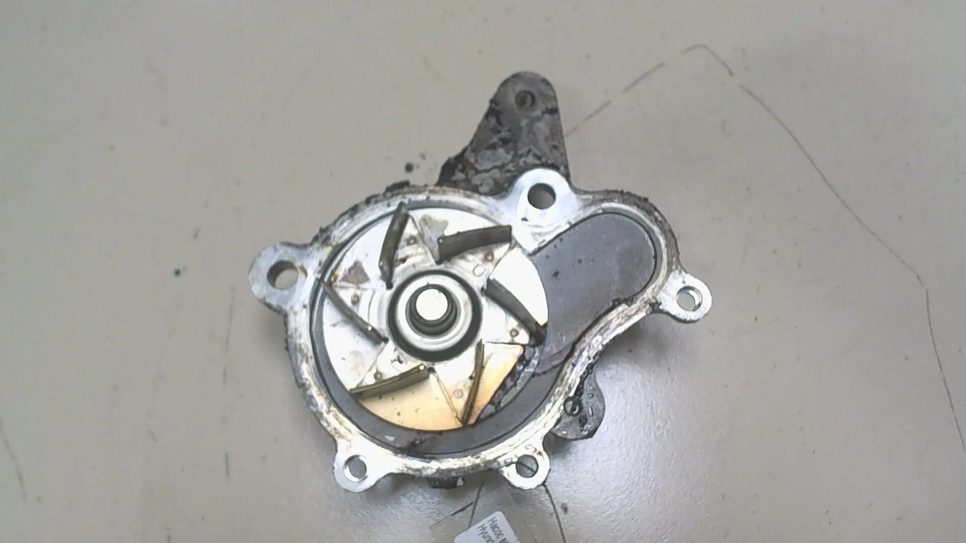 Помпа hyundai santa fe 2. Помпа туксон. Помпа туксон. Водяная помпа hyundai tucson 2007. Помпа туксон 2.