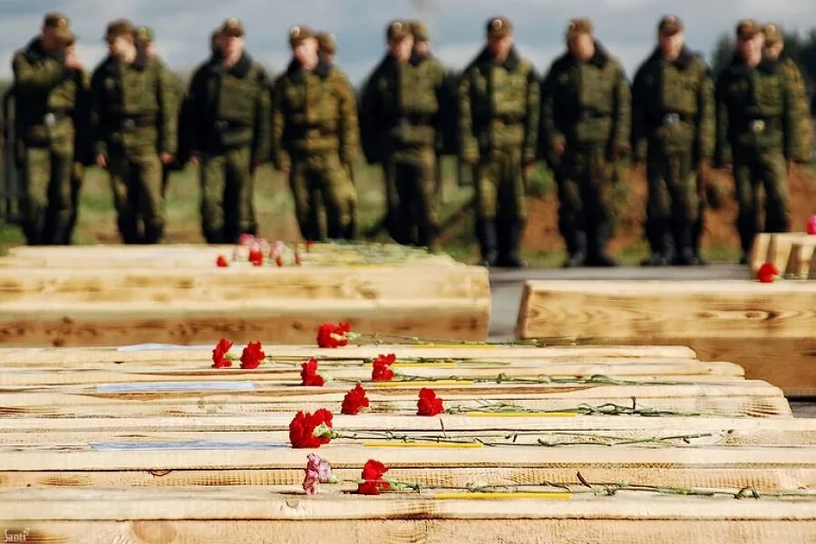 Солдат на рассвете. Солдаты уходят в небо. Солдат уходит. Солдат в небе. Стояли последние дни июня