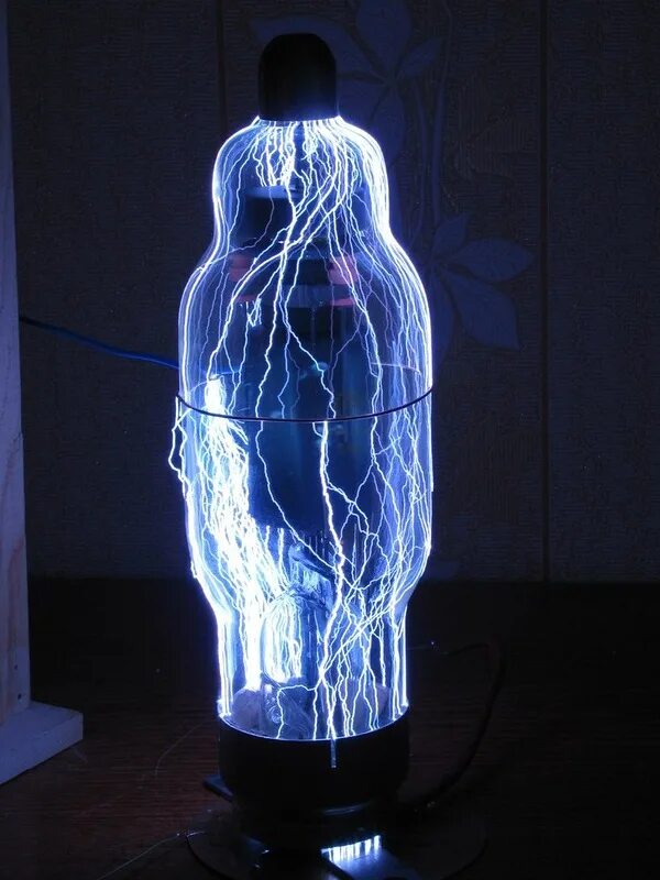 опыты по электризации тел. магия электричества. тесла шоу. тесла шоу. никола тесла катушка.