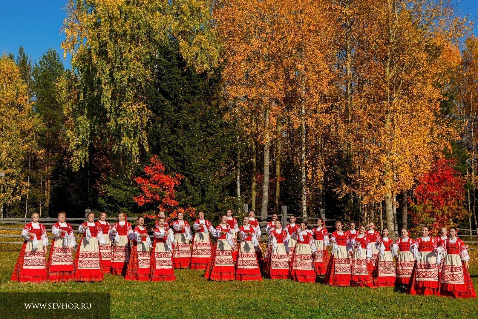 Русские хоровые песни. Русский народный хор. Фотосессия хора на природе. Русско народный хор на природе. Государственный Академический Северный русский народный хор.