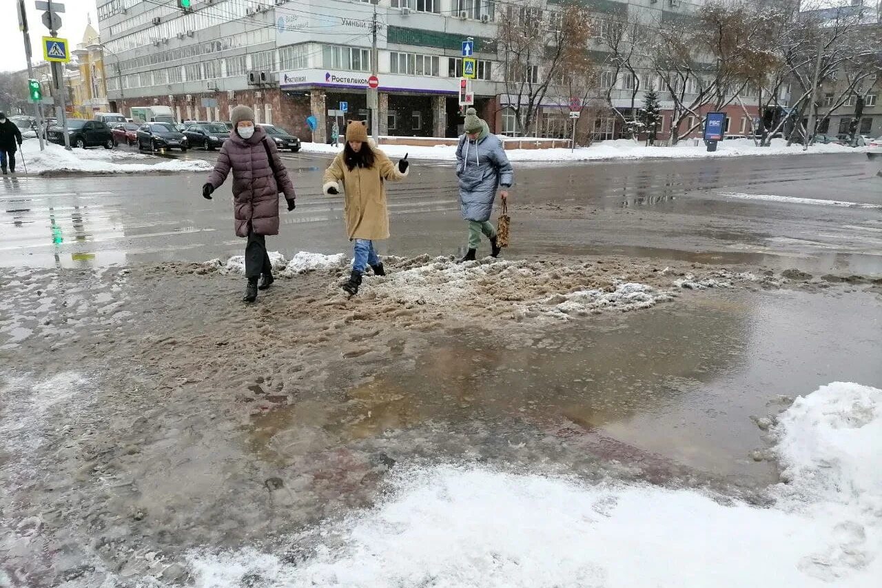 Снег растаял деад. Лужи в Красноярске. Снегопад в Красноярске. Красноярск завалило снегом. Резкое потепление.