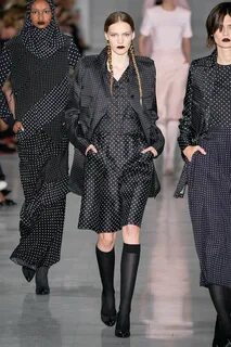 Показ max mara