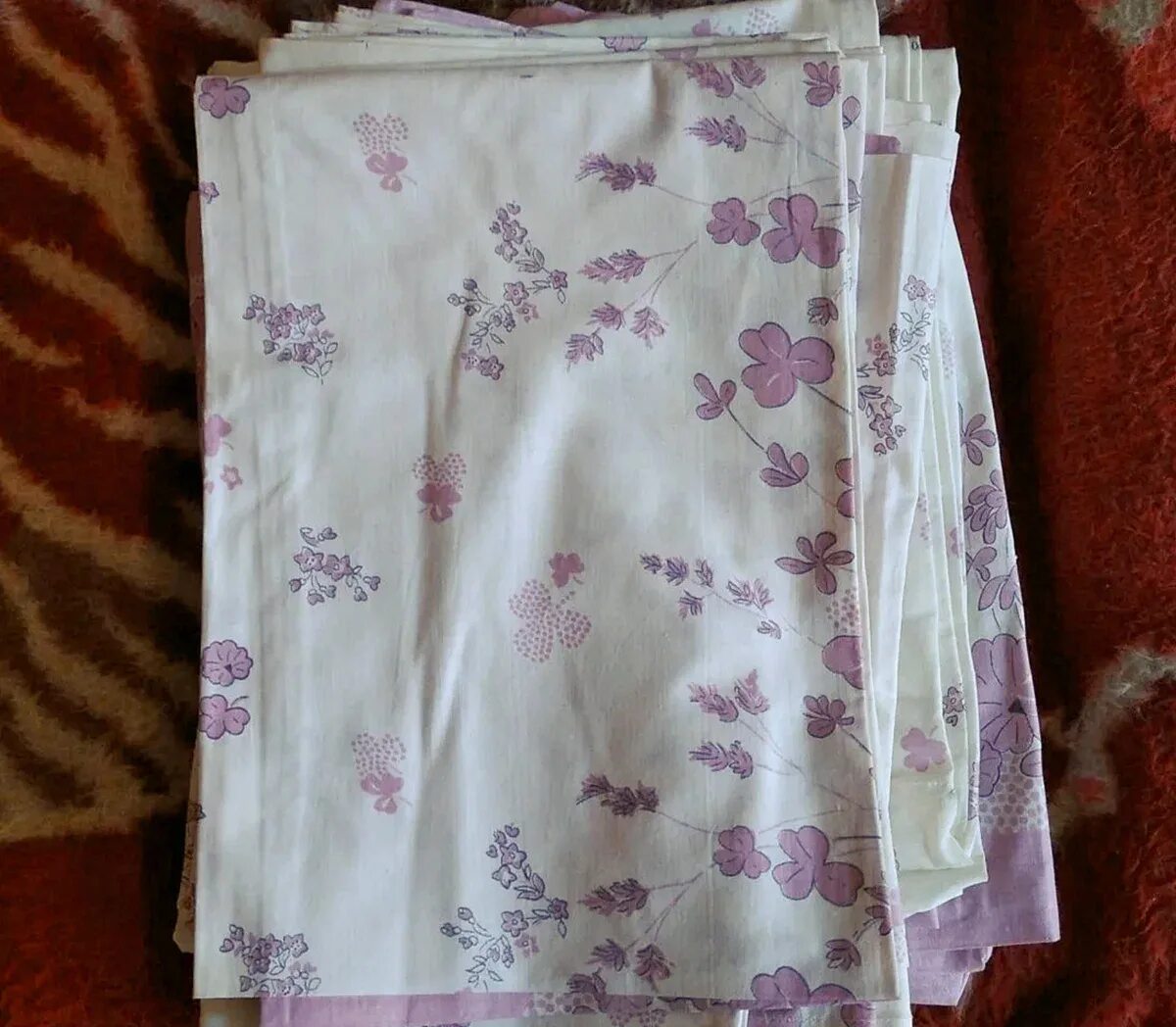 Декоративные подушки в интерьере. Две наволочки стоят 116. Кровать с разноцветным подушками фон. Наволочка для постели. 5-спальное arya otel, ранфорс.