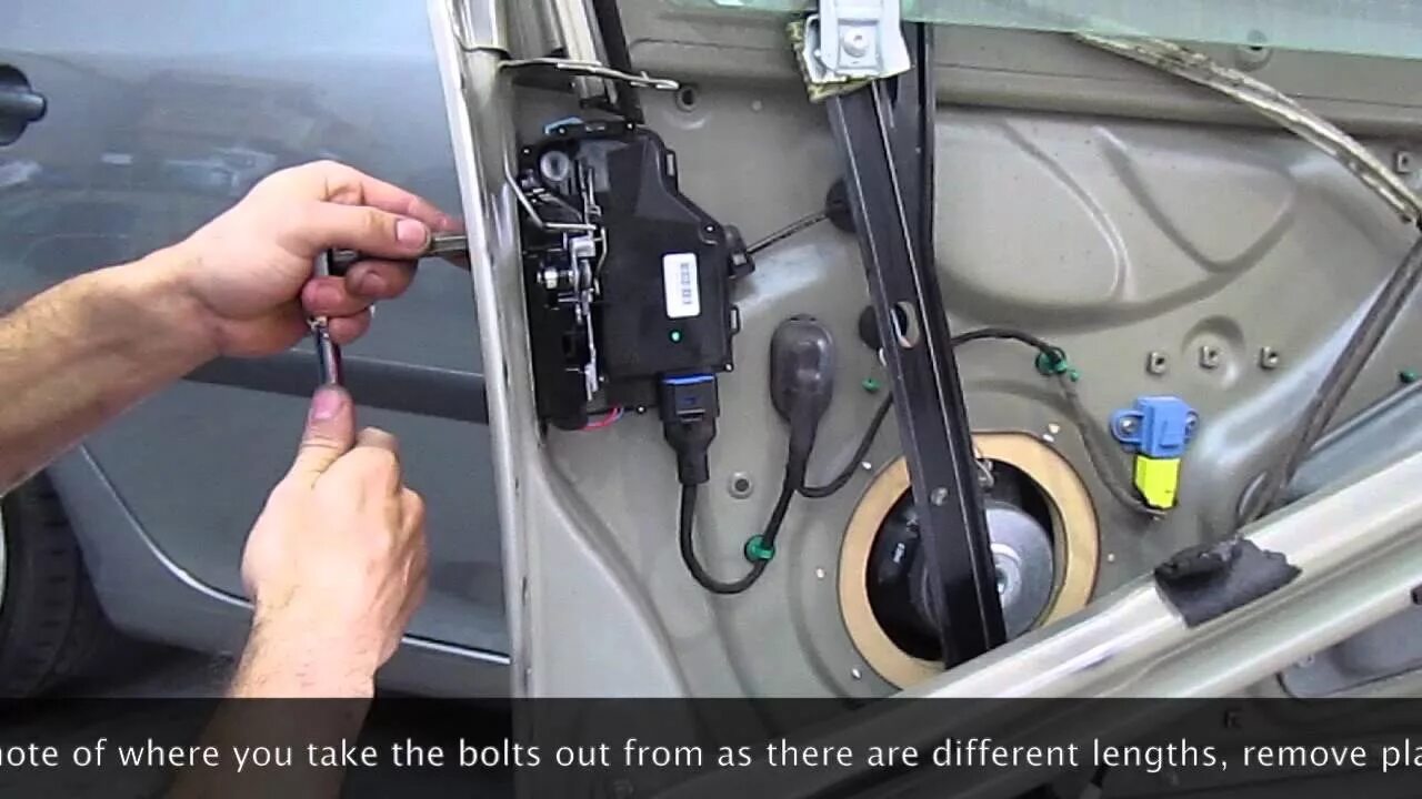 Гольф не открывается дверь. Дверь пассажирская Golf 5. VW Golf 5 ignition Lock removal. Фольксваген гольф 5 антенна центрального замка двери. Дверь водительская гольф 5.