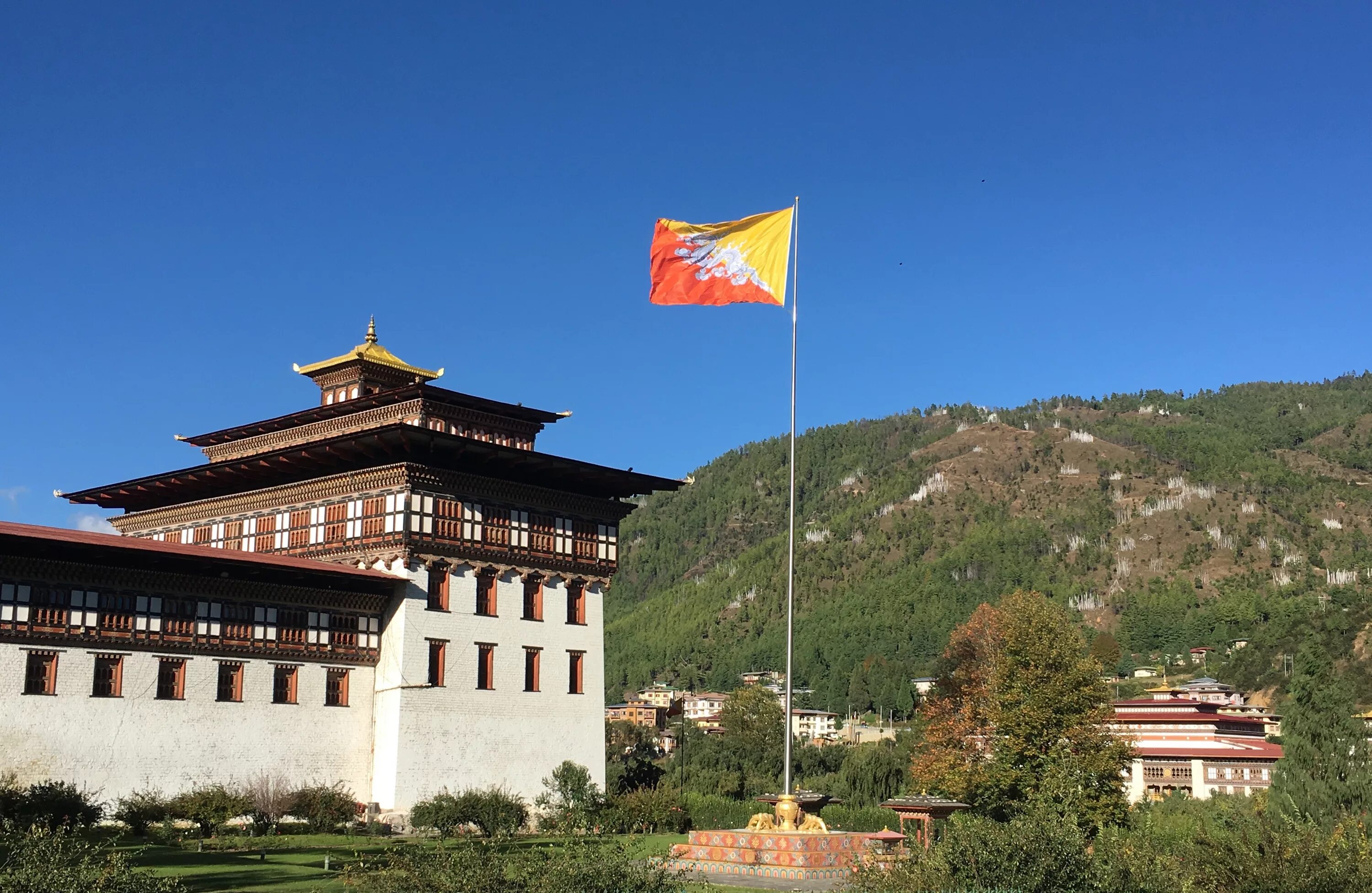 Бутан работа. Флаг Тхимпху. Bhutan флаг. Королевский дворец бутана. Флаг бутана.