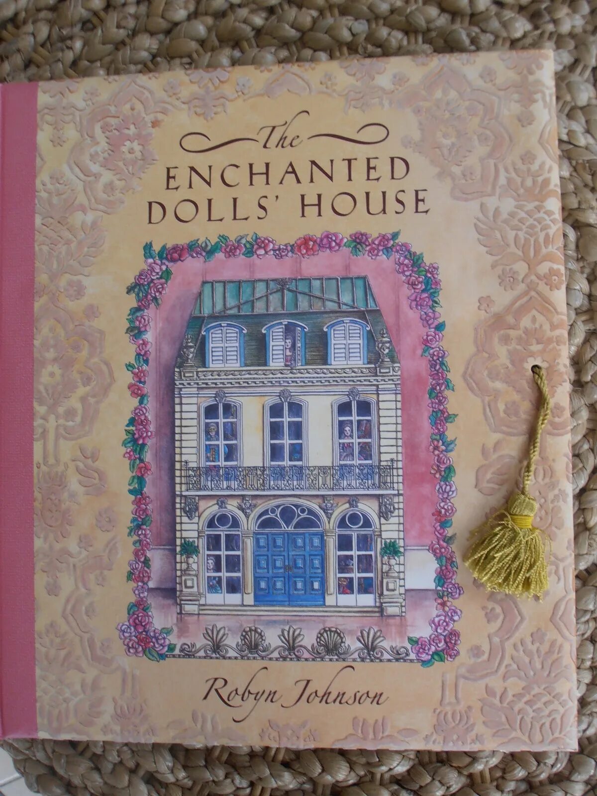 House of Dolls книга. Розовая дома книга. Enchanted book. Xalis enchanted books