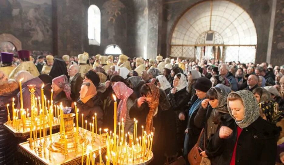Мол щийся в церкви. Человек молится в храме. православные молятся в храме. люди молятся в церкви. что такое молебен в церкви.