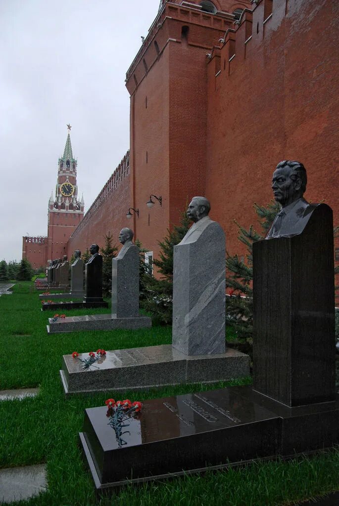 Список у кремлевской стены. Некрополь у кремлёвской стены. Московский некрополь у кремлевской стены в Москве. Некрополь у кремлёвской стены, Москва, красная площадь. Некрополь у Кремля могилы Москва.