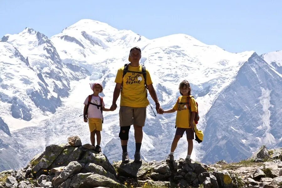 Mountain child. Семья в горах. Поход в горы с детьми. Турист с ребенком в горах. Горы для детей.