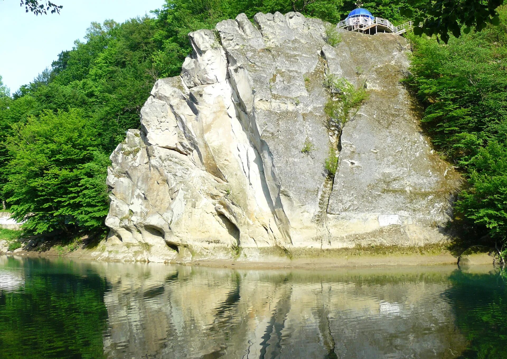 Горячий ключ природа. Скала петушок Краснодарский край. Курортная зона горячий ключ Краснодарский край. Город горячий ключ скала петушок. Скала гребешок Краснодарский край.