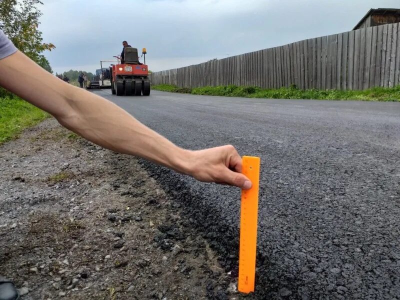 Фото дорог в Ачинске. Ремонт дорог в Ачинском районе. Комарожний в с. Spraying Road Repair.