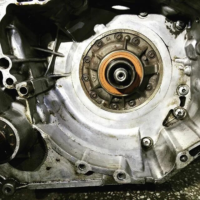 Сальник датчика vvt mazda cx-7. Сальник теплообменника меган 2. Замена сальника рено меган 2. Задний коренной сальник акпп рено меган 2. Замена сальника рено меган 2.