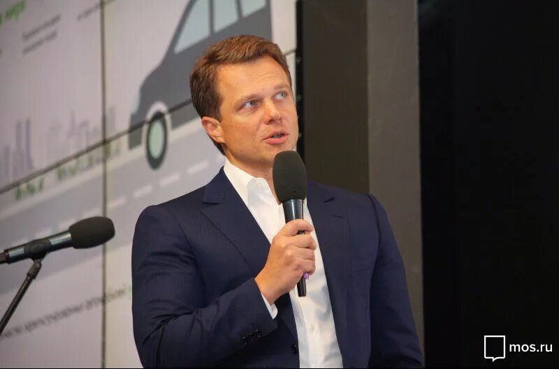 Олег новиков эксмо аст. Михаил иванцов тула. Директор читать. Чтение документов за столом в офисе. Журнал руководителя.