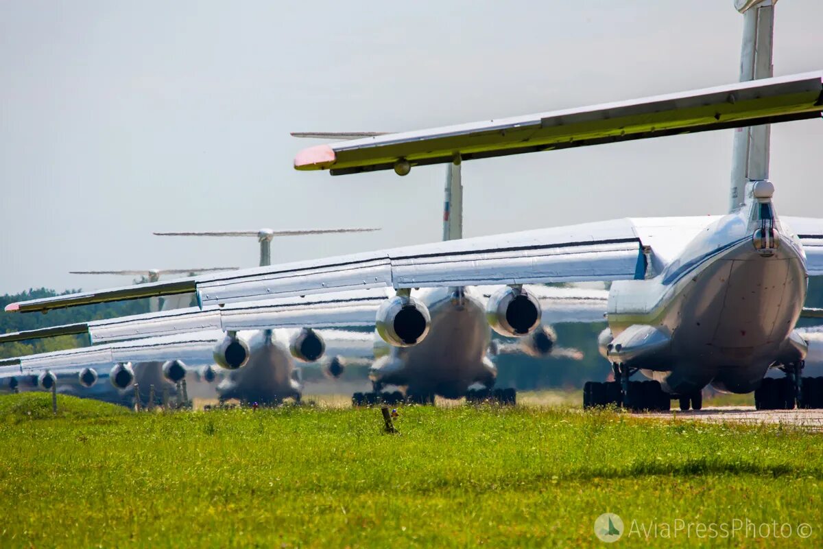 Военно транспортная авиация рф. Самолёт ил-76 ВДВ. Ил-76 военно-транспортный десантирование. Самолёты ВТА России. Десантный самолет ил 76.