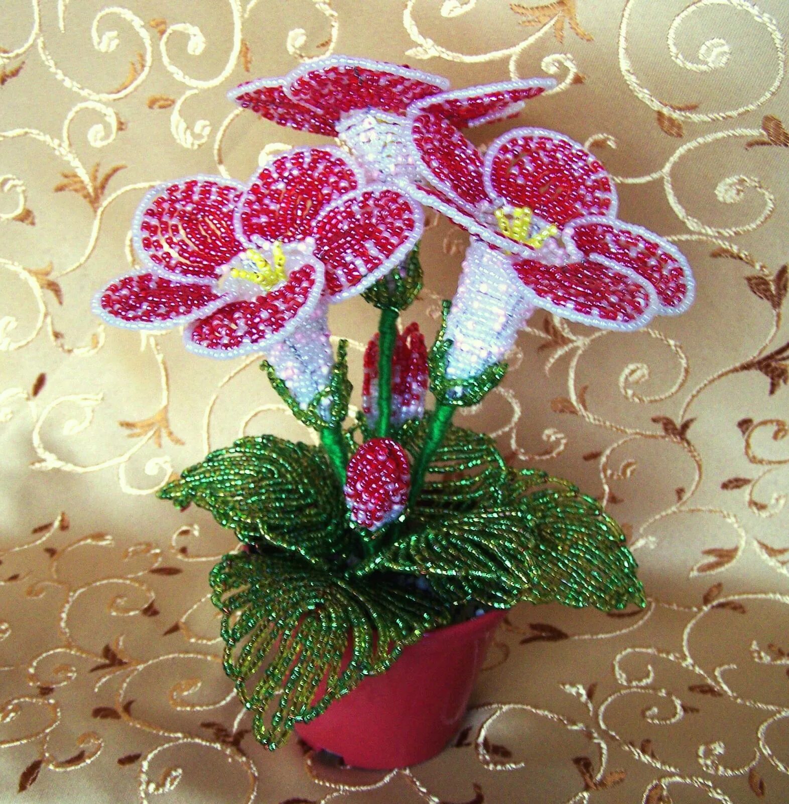 Цветы из бисера техника. Красивые композиции из бисера. Цветы из бисера. Композиция из бисерных цветов.