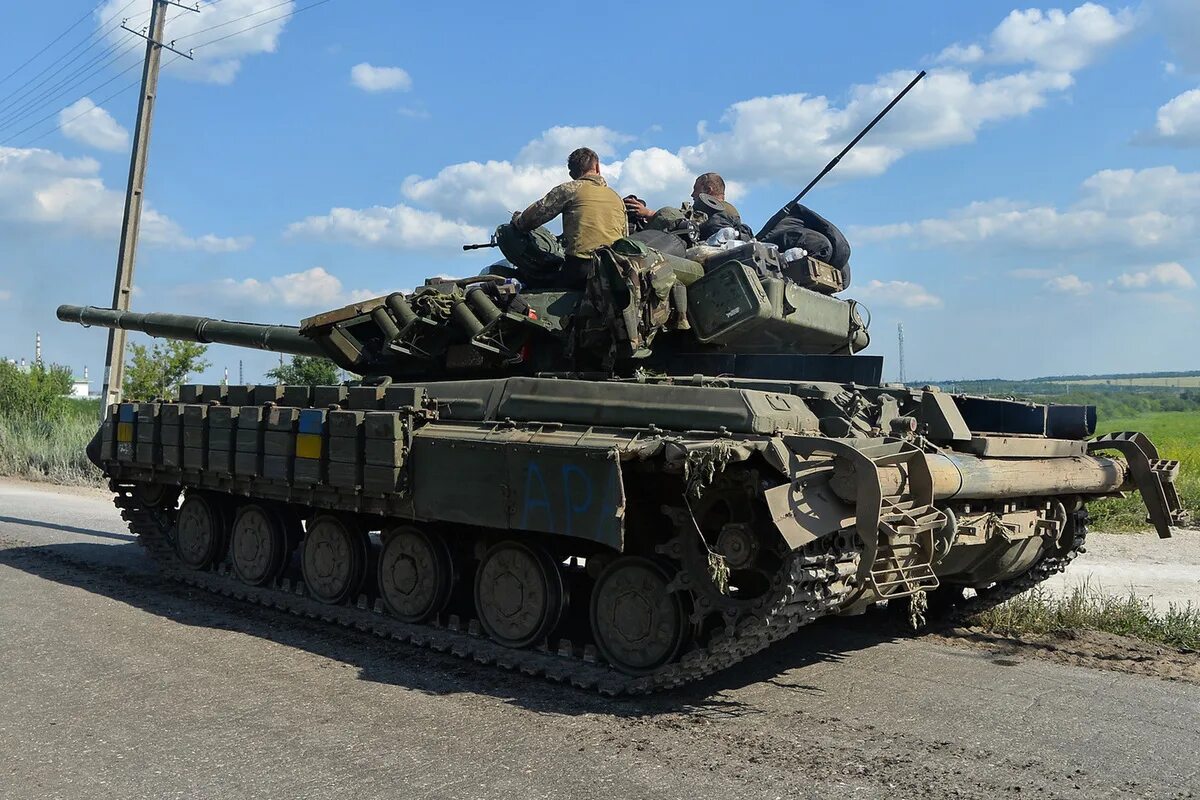 Бой на танках в гта 5. 2. Кома танк. Танк vickers armstrong fv 4201 chieftain. Русский танк т90 в поле.