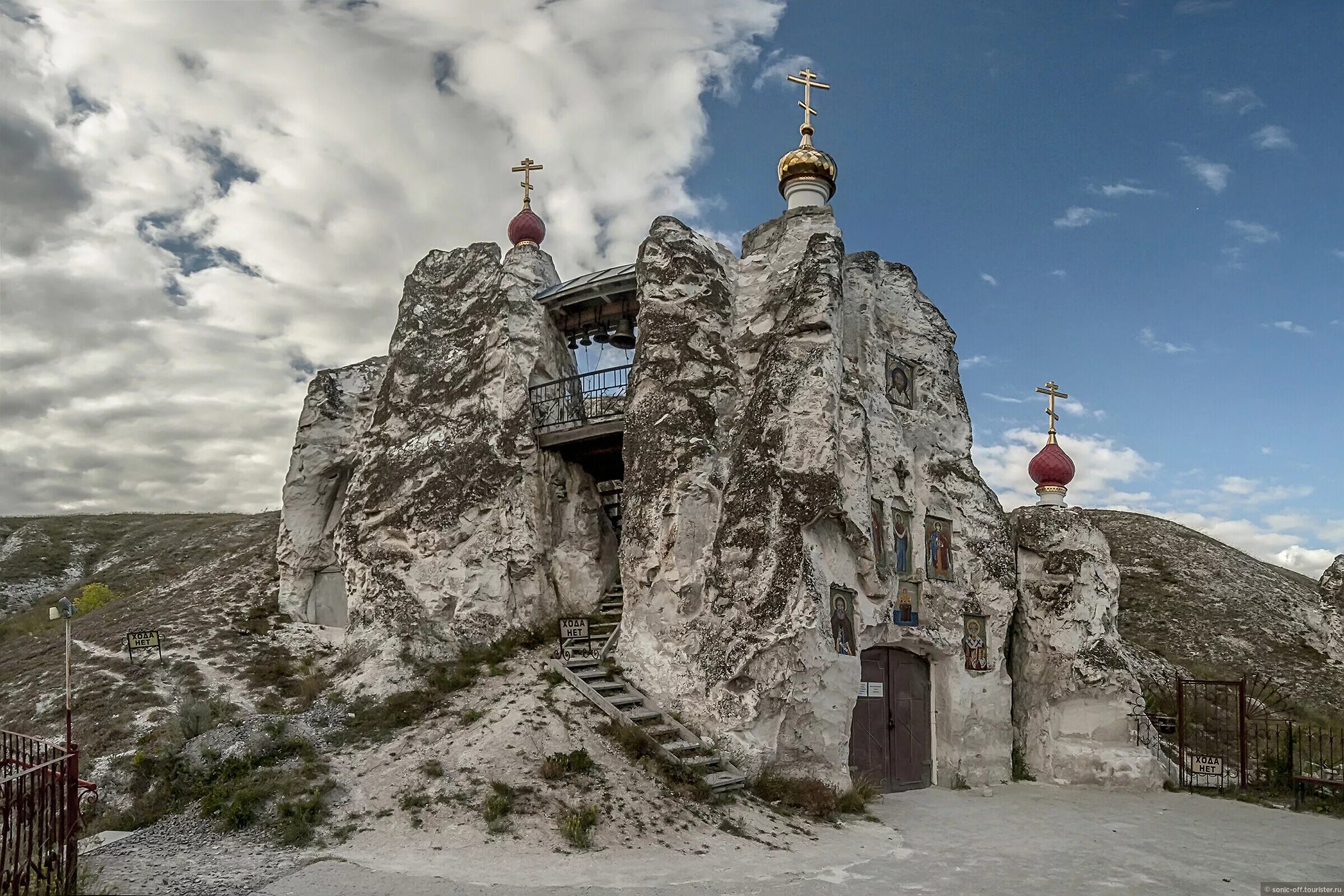 Костомаровский женский монастырь Воронежская область. Спасский монастырь Костомарово Воронежская область. Костомаровский Спасский пещерный монастырь. Спасский храм Костомаровского монастыря. Как называются святые места