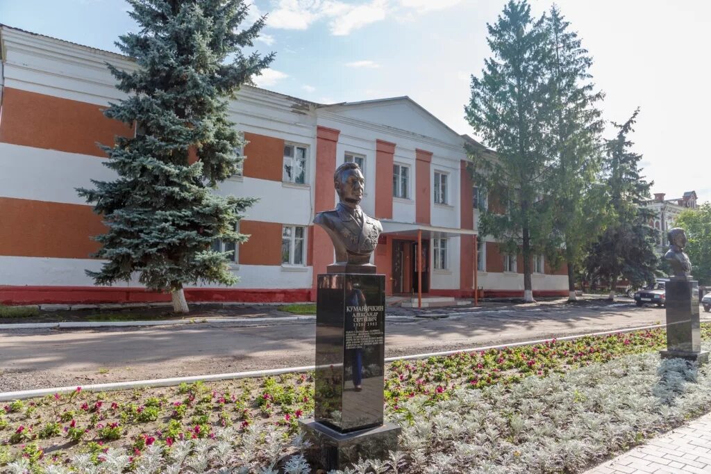 саратовская область город калининский. калининск саратовская статуя ленина. калининск саратовская статуя ленина. автовокзал калининск. памятники города калининска саратовской области.