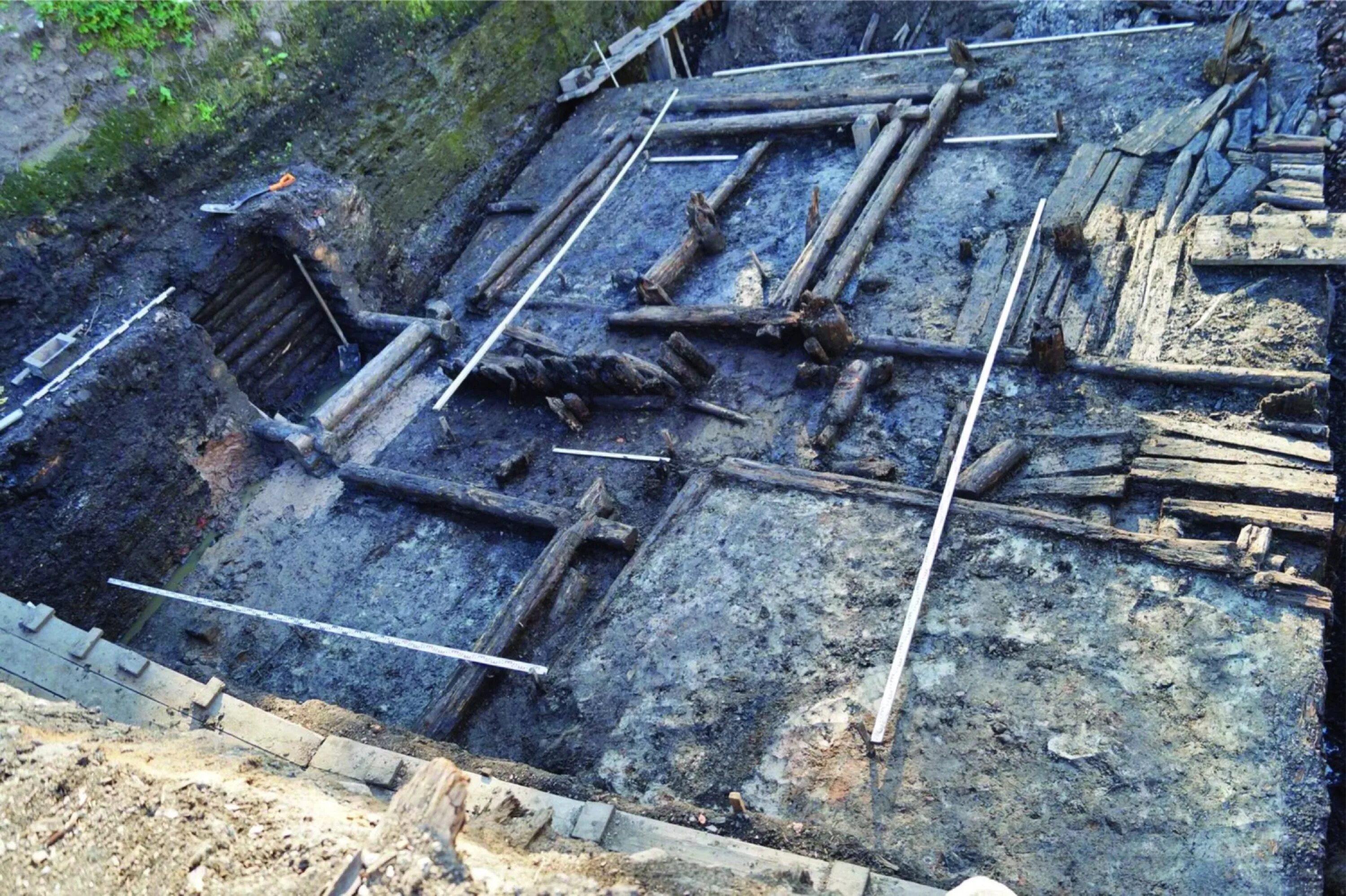 раскопки великий новгород. рюриково городище в новгороде раскопки. в раскопки под новгородом были. археологический раскоп в новгороде. троицкий раскоп в великом новгороде находки.