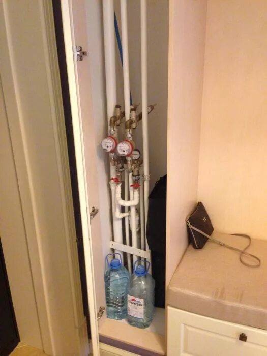 Зашивка труб в прихожей. Вертикальные короба для труб. Короб из гкл для канализационных труб. Закрыть трубы в кладовке. Стояки в коридоре.