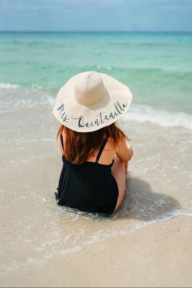 Девушка в шляпе на море. Девушка в шляпе на пляже. Девушка в шояпе наморе. Шляпа для пляжа. Шляпа на пляже