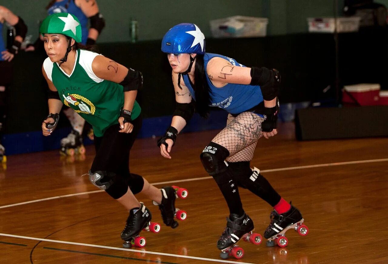 Two rolling. Роликовое дерби. Charm City Roller Derby. Кукла на роликовых коньках. Девушка на роликах.