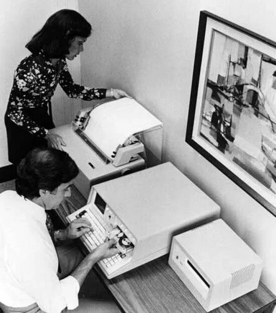 Первая цифровая компания. 1975: IBM 5100. Компьютер IBM 5100. IBM 5100 Portable Computer. Первый персональный компьютер 1975.