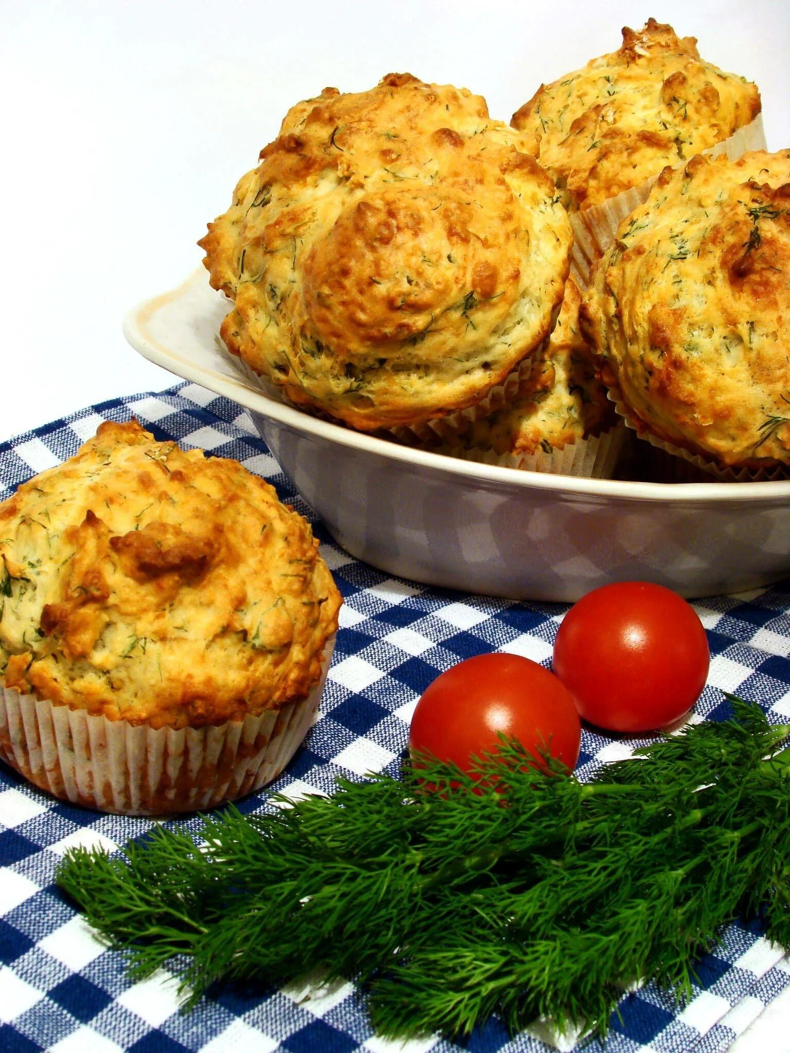 Закусочные кексы с сыром. Сырные маффины. закусочные маффины. несладкие маффины. овощные маффины.